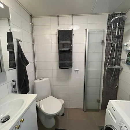 Kaksio Helsingissae Omalla Parkkipaikalla *